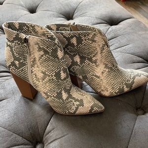 NY&Co Green and white snake skin like heel